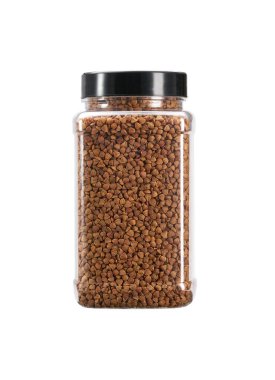 Beyaz arkaplanda karabuğday lapası bulunan plastik depolama kavanozu.