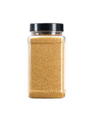 Beyaz arkaplanda pişirilmemiş amaranth içeren plastik depolama kavanozu.