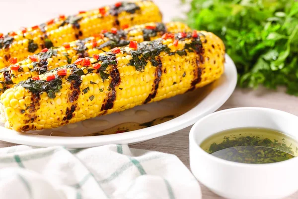 Plate Grilled Corn Cob Sprinkled Cilantro Chilli Pepper Light Background — Stock Photo, Image