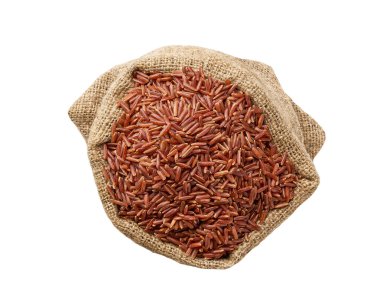 Beyaz arka planda izole edilmiş organik kırmızı pirinç. Çuval içinde uzun pirinç, düz yatıyordu..