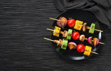 Izgarada ızgarada sebze kebabı ya da siyah bir masada barbekü. Düz konum, metin için alanı kopyala. Sağlıklı yemek. Vejetaryen ya da vejetaryen yemekleri .