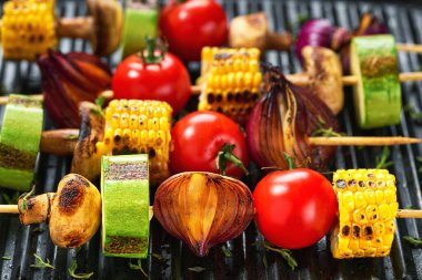 Biftekli sebze kebabı ızgarada ya da mantarlı, domatesli, mantarlı, soğanlı, kabaklı, mısırlı. Kızarmış vejetaryen renkli sebze şişleri..