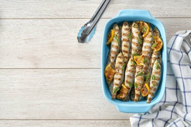 Kırmızı biberiyeli ve limonlu fırında sardalya..