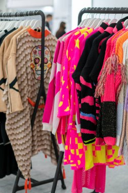 Mağazada bahar ve yaz kadın kıyafetleri var. Parlak, modern kıyafetler bir butikte. Kadınların kalça giyim mağazası iç konsepti. Kıyafet seçimi konsepti. ses tonlu