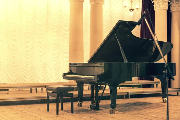 Gran Piano Sala Conciertos Piano Parado Escenario Vacío Piano Cola —  Fotos de Stock