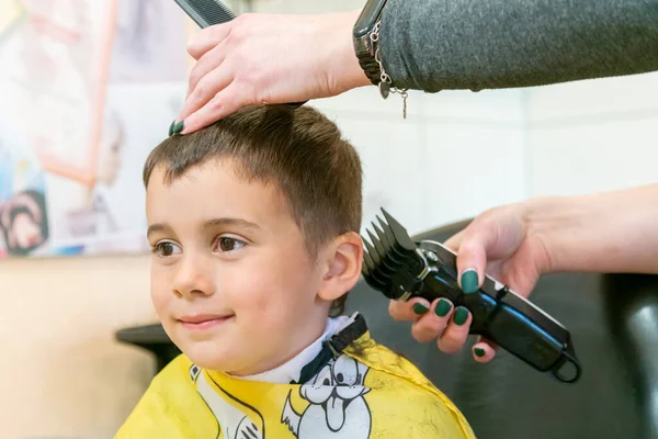 Mały Chłopiec Obcinający Włosy Salonie Fryzjerskim Dziecięcy Fryzjer Nożyczkami Grzebieniem Zdjęcie Stockowe