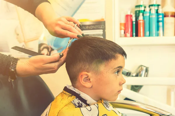 Mały Chłopiec Obcinający Włosy Salonie Fryzjerskim Dziecięcy Fryzjer Nożyczkami Grzebieniem Obraz Stockowy
