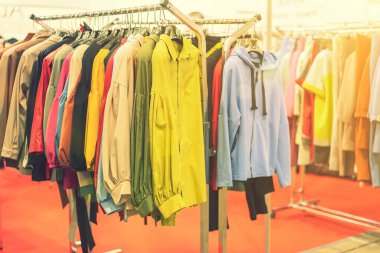 Mağazada bahar ve yaz kadın kıyafetleri var. Parlak, modern kıyafetler bir butikte. Kadınların kalça giyim mağazası iç konsepti. Kıyafet seçimi konsepti. ses tonlu.