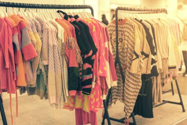 Mağazada bahar ve yaz kadın kıyafetleri var. Parlak, modern kıyafetler bir butikte. Kadınların kalça giyim mağazası iç konsepti. Kıyafet seçimi konsepti. ses tonlu.