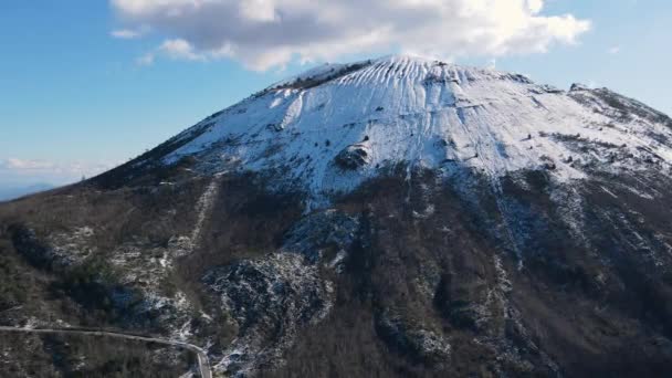 冬季的维苏威火山火山口维苏威和周围环境的观点。空中摄影. — 图库视频影像