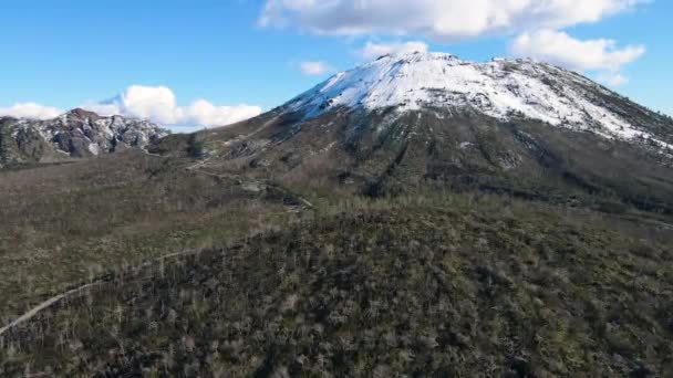 Зимой кратер вулкана Везувий. Вид на Везувий и окрестности. Аэрофотосъемка. — стоковое видео