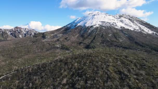 Cráter volcánico del Vesubio en invierno. Vista del Vesubio y alrededores. Fotografía aérea. — Vídeos de Stock