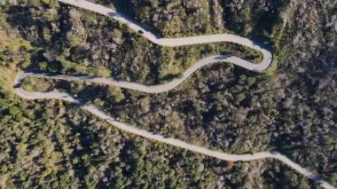 Dağın yamacında virajlı bir yol, İtalya, Campania. Helikopterden çekim..