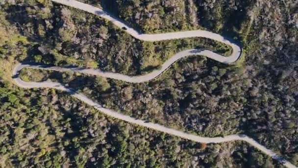 Slingrande väg med hårnålar på en bergssluttning, Italien, Kampanien. Filmning från en copter. — Stockvideo