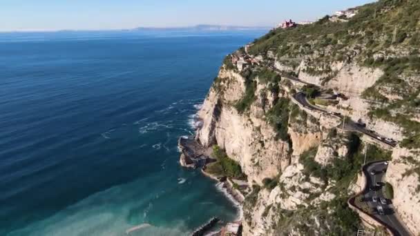 Вид на побережье Сорренто, Сорренто, Вико Эквенсе. Вид с воздуха на побережье с видом на море. Итальянская кампания. — стоковое видео