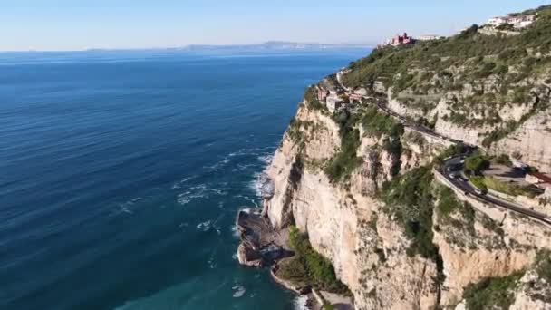 Vista da Costa de Sorrento, Sorrento, Vico Equense. Vista aérea da costa com vista para o mar. Campanha Itália. — Vídeo de Stock