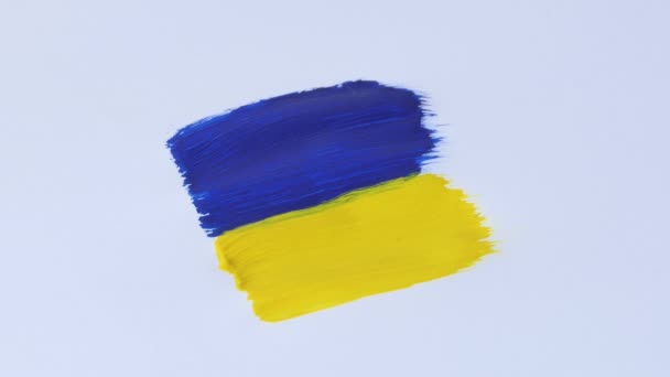 Bandera nacional de Ucrania es de color amarillo-azul. Gotas de sangre en la bandera de Ucrania. Detener la guerra en Ucrania. — Vídeos de Stock
