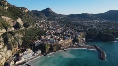 Sorrento Sahili manzarası, Sorrento, Vico Malzemeleri. Denize bakan sahilin havadan görüntüsü. İtalya Kampanyası.