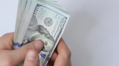 Dünya ekonomik krizi. Bir kadın para sayar. Rüşvet. Kirli para. İki erkek eli beyaz bir masanın üzerine bir yığın kağıt para koyuyor. Masada dolar uçuyor..