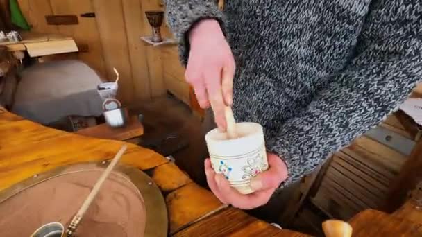 Готувати турецьку каву в мідному стейві на гарячому піску - це старий турецький спосіб приготування кавового напою. Чоловік заварює каву на тлі зимових гір.. — стокове відео