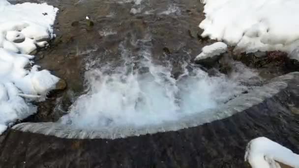 Cascada de invierno en los Cárpatos, plan estático. El agua late contra las piedras. Plan global — Vídeo de stock