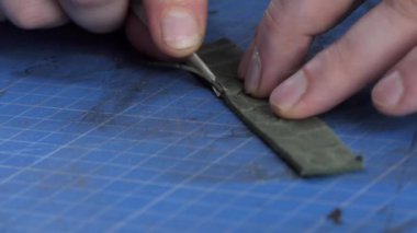 Deri Ustası İç İşleri 'nde Deri Yapma Süreci Elleriyle Ürün Yaratıyor. Deri Endüstri 'de küçük işletme. Tasarımcı Kıyafetleri Yapımı