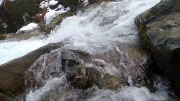 Cascada de invierno en los Cárpatos, plan estático. El agua late contra las piedras. Primer plano — Vídeos de Stock