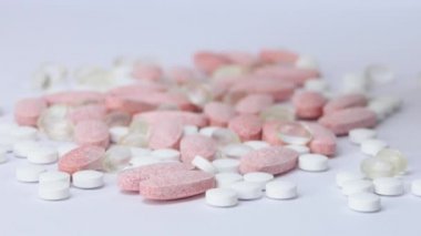 Balık yağı ve diğer vitaminlerle dolu Omega-3 sarı haplar beyaz kağıdın kırışık yüzeyine düşer. Makro. Doğal tıp kavramı. İlaç ve hap ara..