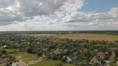 Ukrayna 'da bir şehrin havadan görünüşü, bir sürü yarı keresteli ev. Yoğun bulutlar ve güneşli bir gün batımında çevre dostu bir kasabada.