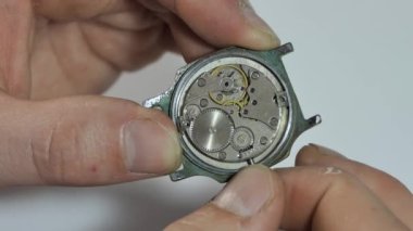 Özel aletlerle mekanik saatlerin tamiri, atölye çalışması. Eski tip saat mekanizması çalışıyor, yumuşak odaklı yakın çekim. İç saat mekanizmasını kapat. Klasik saat.