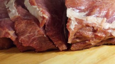 Taze çiğ domuz eti. Kızartmaya hazırlanıyorum. Domuz eti. Döndürme