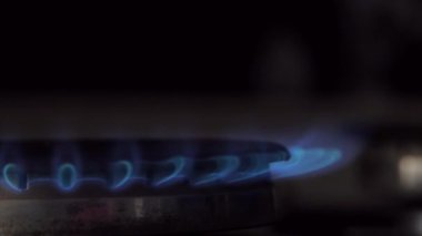 Gaz ocağı yanan bir ocakla açılıyor. Doğal gaz kavramı.