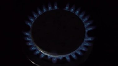 Gaz ocağı yanan bir ocakla açılıyor. Doğal gaz kavramı.