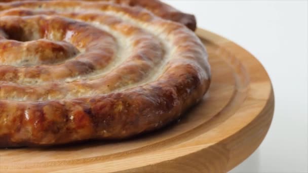 Hot salsiccia fatta in casa si trova sul tagliere. Salsiccia al forno in forno su una tavola di legno. Piatti di carne barbecue. Salsicce alla griglia, salsiccia fresca fatta in casa. — Video Stock