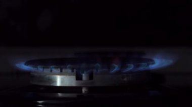 Gaz ocağı yanan bir ocakla açılıyor. Doğal gaz kavramı.