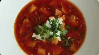 Doğu Avrupa mutfağı. Ekşi kremalı Ukrayna kırmızı borsası. Bir tabak kırmızı pancar çorbası borscht, geleneksel Ukrayna yemeği şef tarafından yapılan yüksek gurme haute mutfağı.