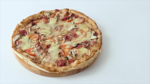 맨 위에서 본 남자 손에는 피자 한 조각 과 치즈, 토마토, 햄이 들어 있는 음식이 담겨 있다. 맛있는 이탈리아 피자 - 음식 과 음료 4k 장면 — 비디오