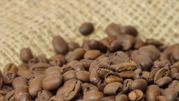 볶은 커피 원두가 돌고 있습니다. 4K — 비디오