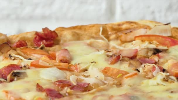 Pizza girando en el plato, fondo trasero. Primer plano de deliciosa pizza de pepperoni con mozzarella cocinada en el horno. Sabrosa pizza italiana - comida y bebida 4k metraje — Vídeos de Stock