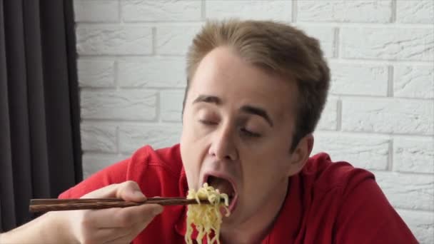 男は春雨 ファーストフードのパスタを食べる 男は面白い麺を食べる — ストック動画