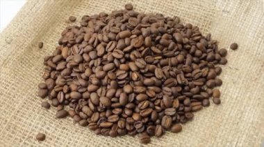 Kavrulmuş kahve çekirdekleri dönüyor. 4K kahve.