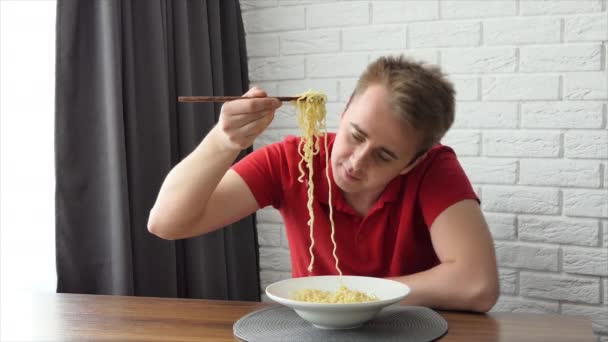 Homem Come Vermicelli Massa Fast Food Tipo Come Macarrão Engraçado — Vídeo de Stock