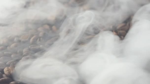 Zbliżenie Palonych Ziaren Kawy Aromatyczne Ziarna Kawy Palony Dym Pochodzący — Wideo stockowe