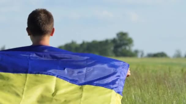 Die Gelb Blaue Ukrainische Flagge Den Händen Eines Jungen Der — Stockvideo