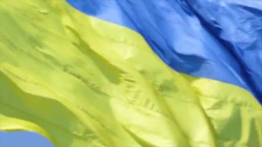 Ukrayna 'nın son derece detaylı kumaş dokuma bayrağı. Ukrayna bayrağının yavaşça dalgalanan gökyüzü mavi ve sarı ulusal renk Ukrayna sarı-mavi. Ukrayna Bayrak Döngüsü.