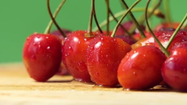 深红色的樱桃浆果 木制背景的多汁浆果 — 图库视频影像