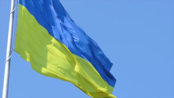ウクライナの非常に詳細なファブリックテクスチャフラグ ウクライナ国旗のスローモーション背景空の青と黄色の国の色ウクライナの黄色の青を振って ウクライナ国旗ループ — ストック動画