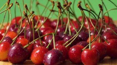 Taze sulu kırmızı kiraz arkaplan 4K üzerinde döner