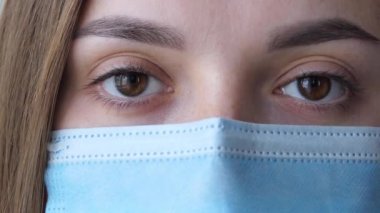 Tıbbi hemşire ya da cerrahi maske takmış bilim adamı bulanık geçmişi olan bir hastane ya da laboratuvar 4k 'ta.