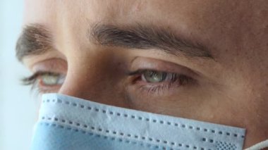 Bir doktor ya da cerrah portresi. Bir klinik ya da hastanedeki işinden gurur duyuyor, mutlu ve gülümsüyor gibi görünüyor. Konsept: doktor, hasta bakımı, hastanelerde ya da özel kliniklerde sağlık ve sağlık durumu 4k